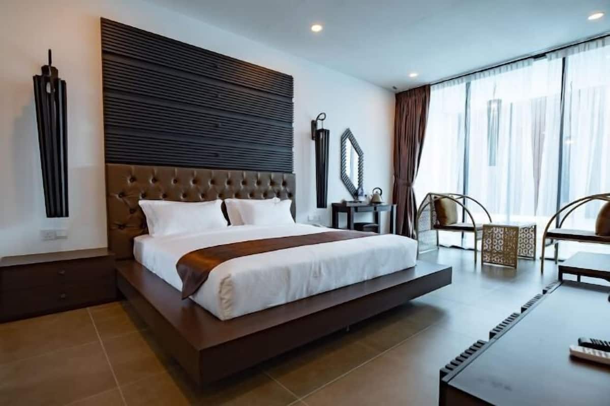 1 bedroom, in-room safe, desk, rollaway beds