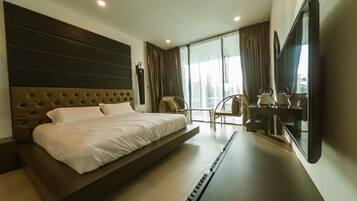 1 bedroom, in-room safe, desk, rollaway beds