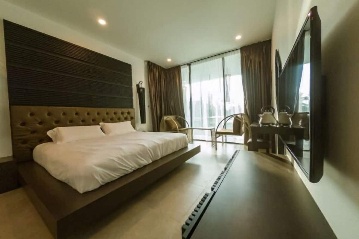 In-room safe, desk, rollaway beds, free WiFi