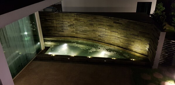 Un área de spa con pared de piedra y suelo con calefacción.