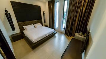 1 habitación, caja de seguridad en la habitación y escritorio