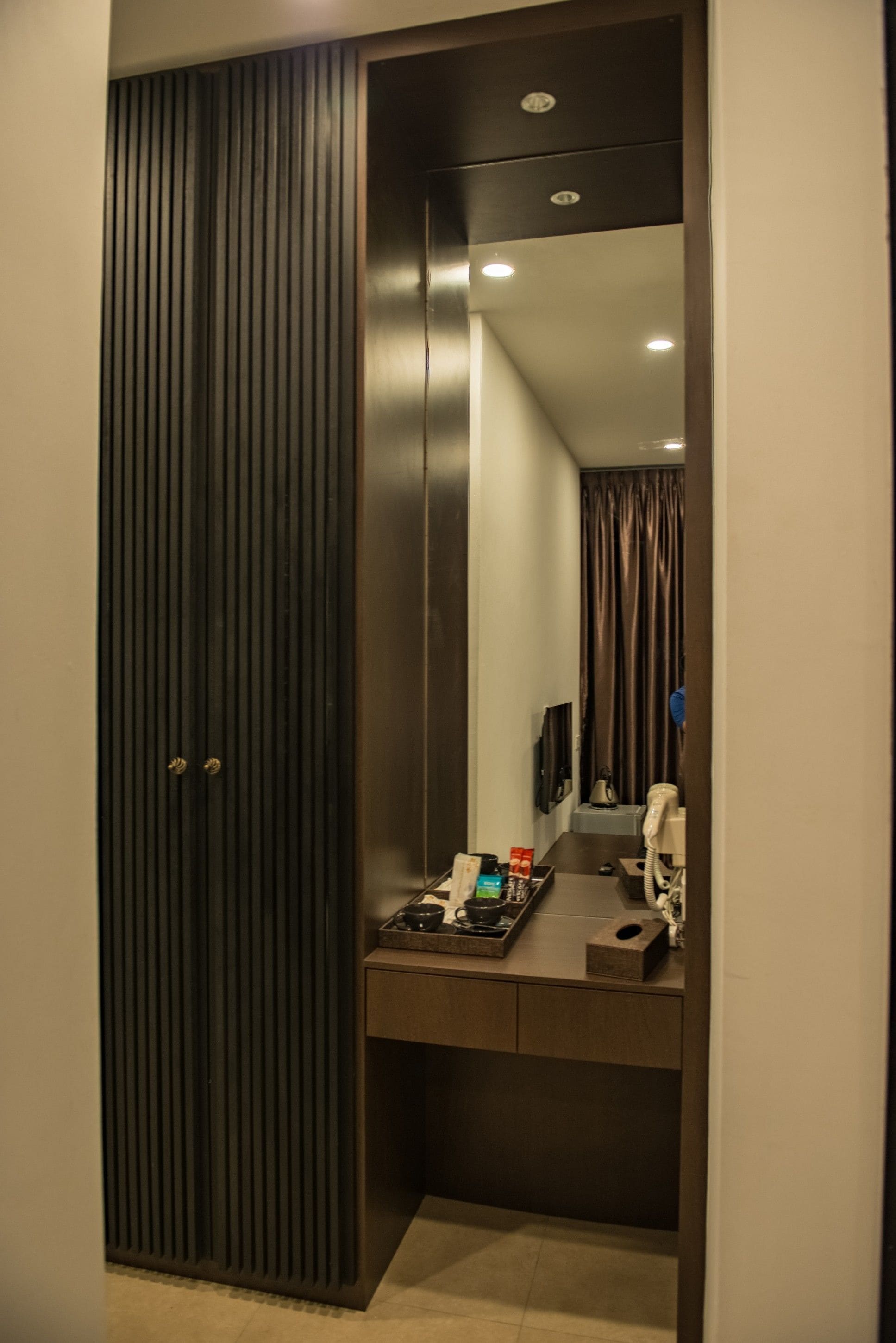 Un baño moderno con un espejo grande, un lavamanos y un inodoro.