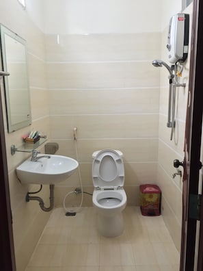 Quarto solteiro, 1 cama Queen, sacada | Banheiro | Chuveiro, produtos de toalete grátis, secador de cabelo, chinelos
