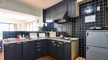 Chambre (Stigmatized, Main Building (A-3/B-3)) | Cuisine privée | Réfrigérateur, micro-ondes, plaque de cuisson, bouilloire électrique