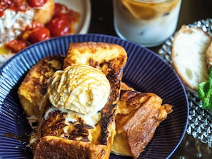 Se ofrece un desayuno a la carta todos los días (por un coste adicional)