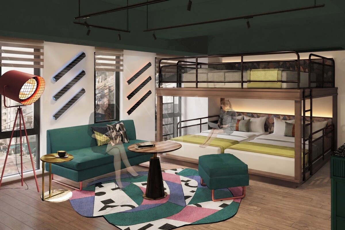 Habitación cuádruple Deluxe, no fumadores | Caja fuerte, escritorio, wifi gratis y decoración individual