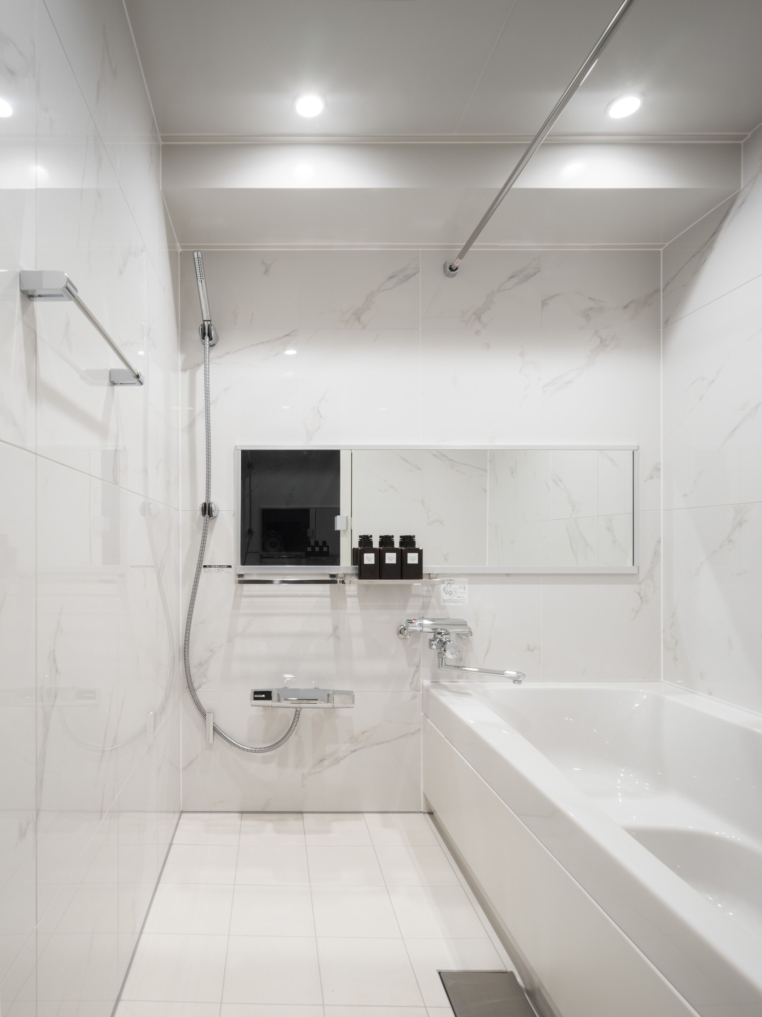 Combined shower/tub, deep soaking tub, free toiletries, hair dryer