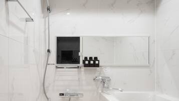 Combined shower/tub, deep soaking tub, free toiletries, hair dryer