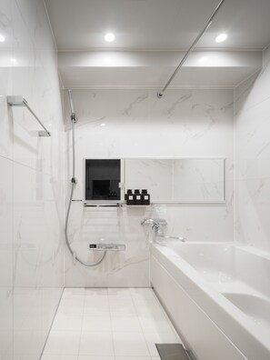 ฝักบัวในอ่างอาบน้ำ, อ่างอาบน้ำแบบแช่ตัว, ของใช้ในห้องน้ำฟรี, ไดร์เป่าผม