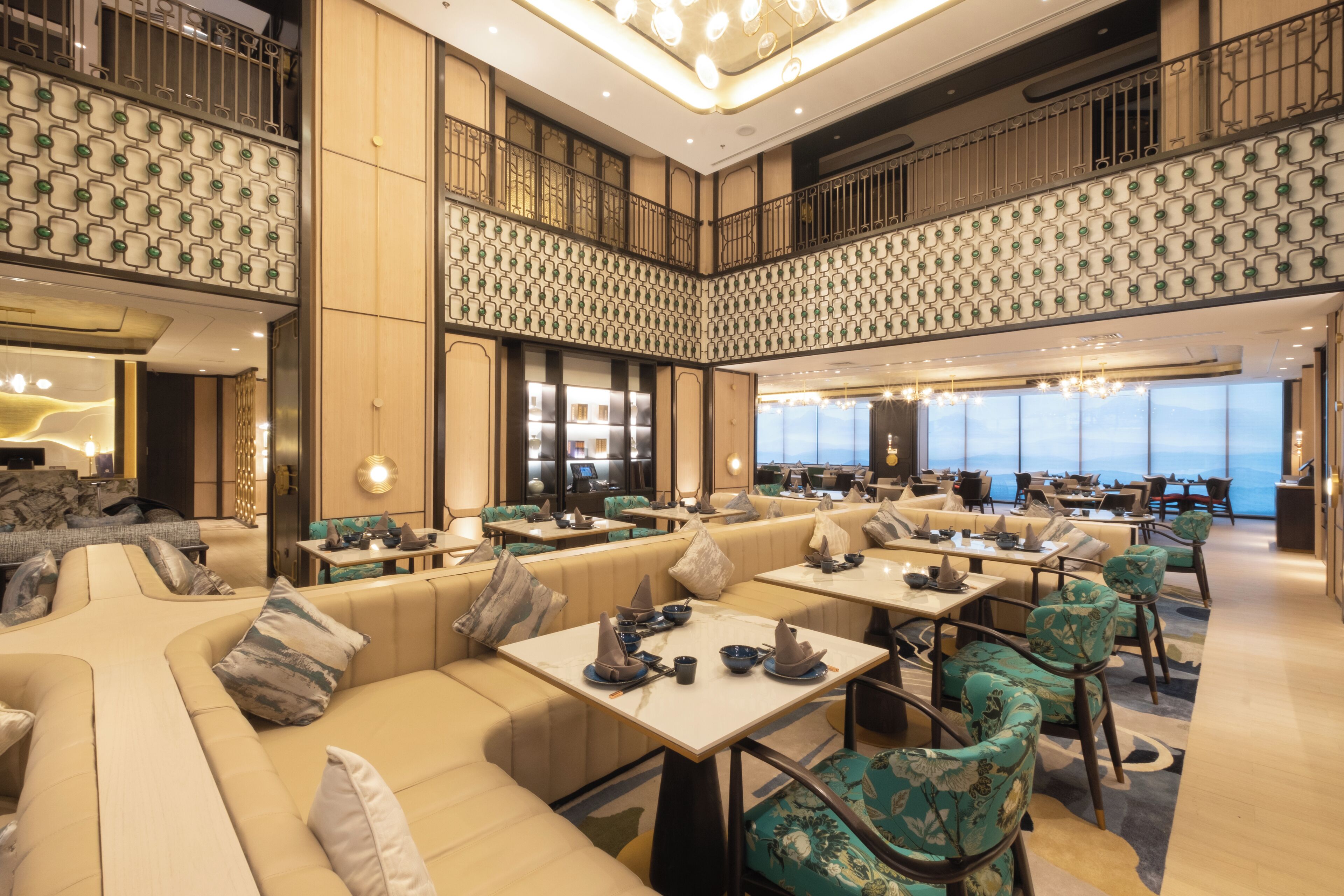 2 restoran dengan sajian hidangan lokal dan internasional