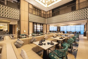 Hi ha 2 restaurants amb plats de cuina local i internacional