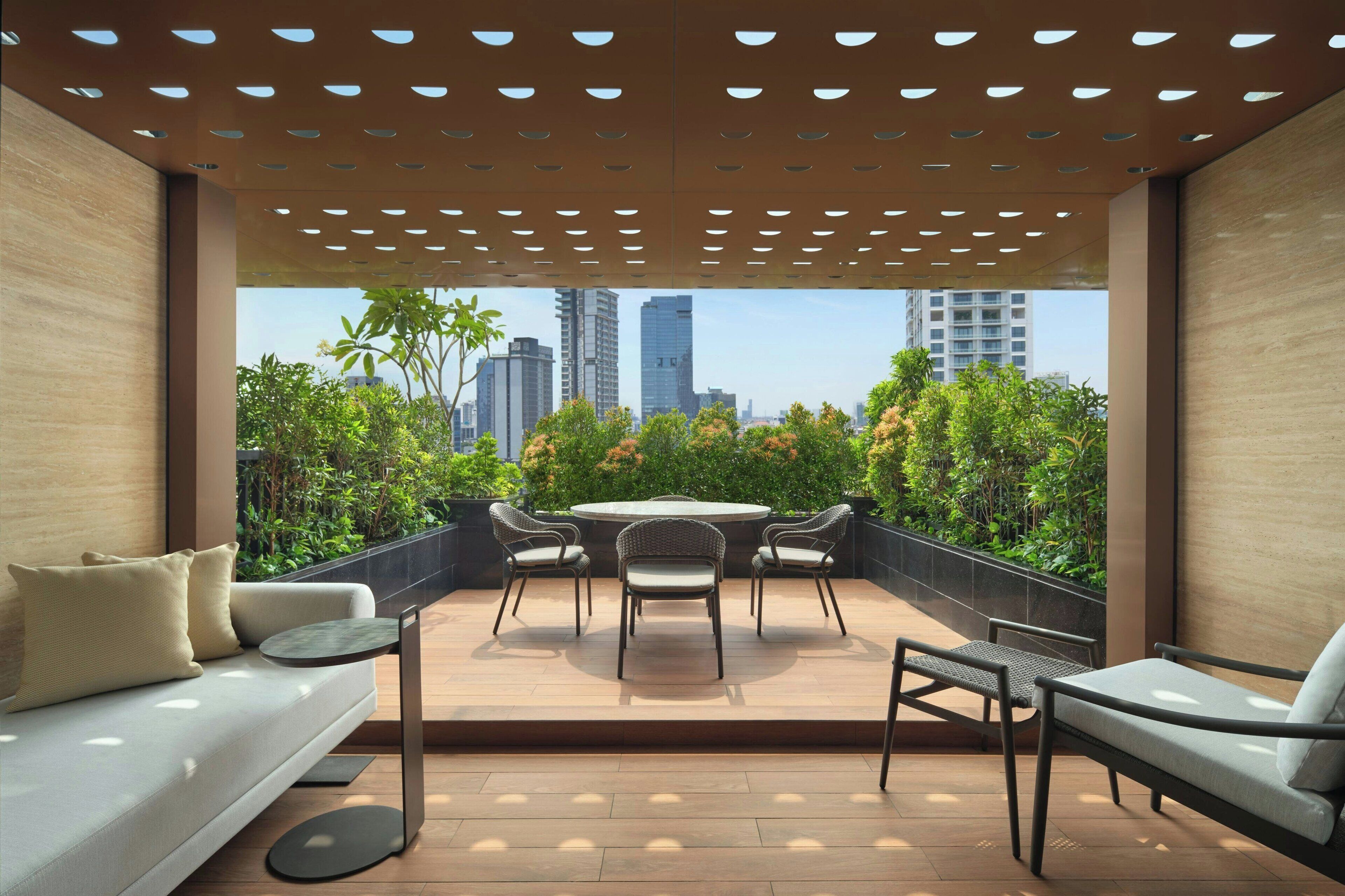 Minibar, brankas, meja kerja, dan tirai kedap cahaya