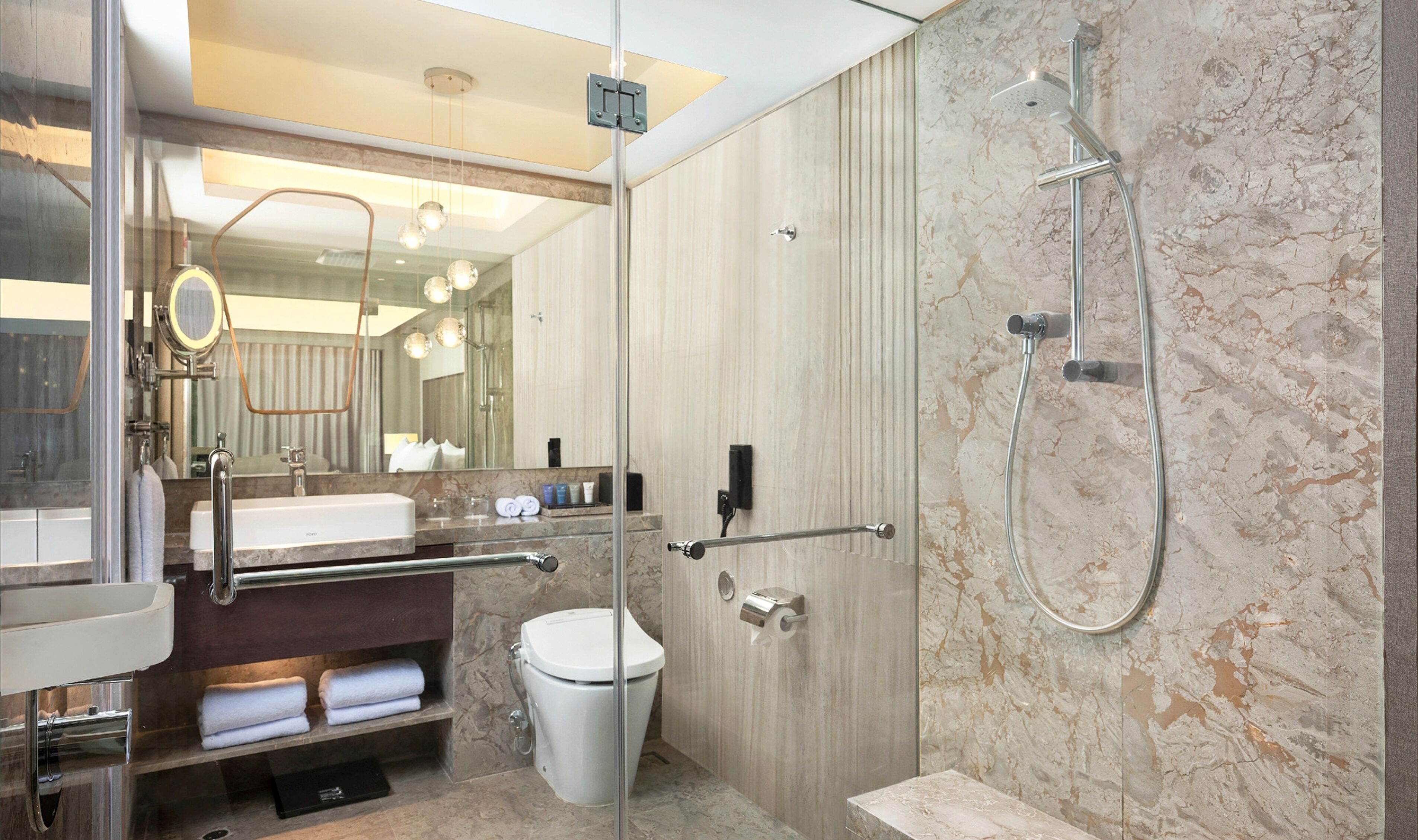 Combined shower/tub, rainfall showerhead, free toiletries, hair dryer