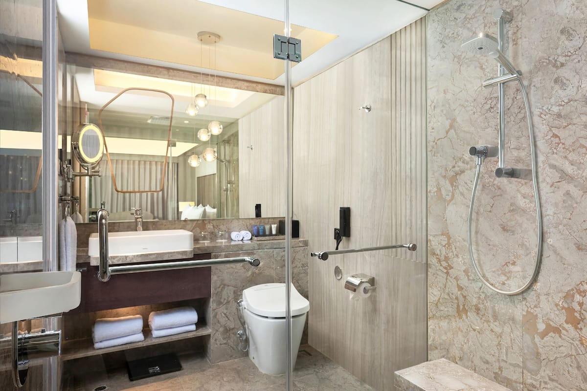 Combined shower/tub, rainfall showerhead, free toiletries, hair dryer