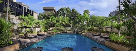 Una piscina al aire libre. Sari Pacific Jakarta, Autograph Collection