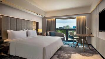 Minibar, caja de seguridad en la habitación y escritorio