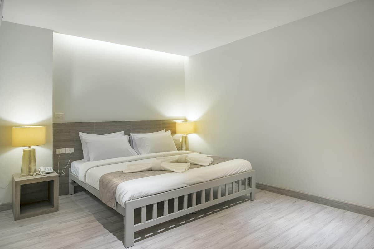Deluxe kamer | Een minibar, een kluis op de kamer, gratis wifi, beddengoed