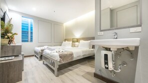 Chambre supérieure | Minibar, coffre-fort, accès au Wi-Fi (inclus), literie fournie