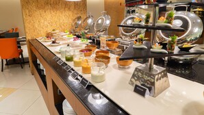 Una mesa de buffet con diferentes alimentos y acompañamientos.