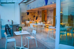 Se sirven desayunos, comidas, cenas y cocina internacional