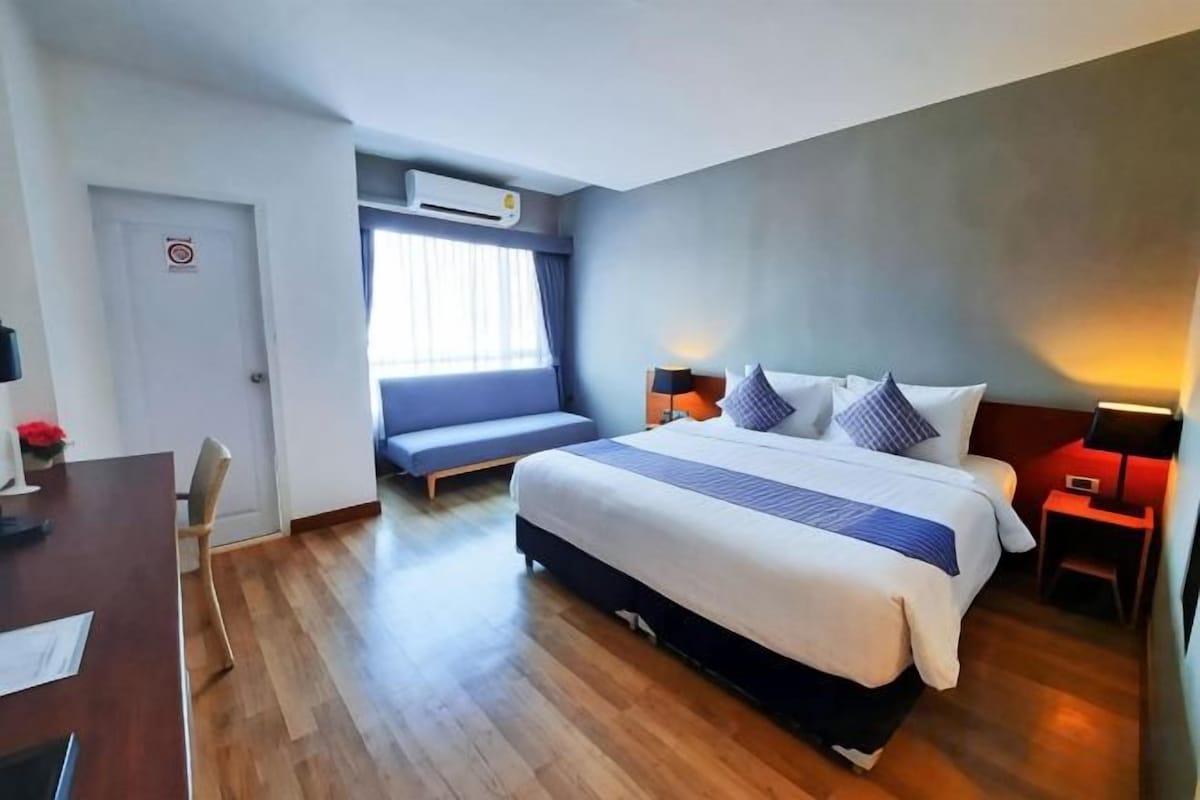 Minibar, blackout curtains, free WiFi, bed sheets