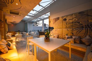 Breakfast, lunch, dinner served; international cuisine  - Comet Hotel Suratthani (Surat Thani)