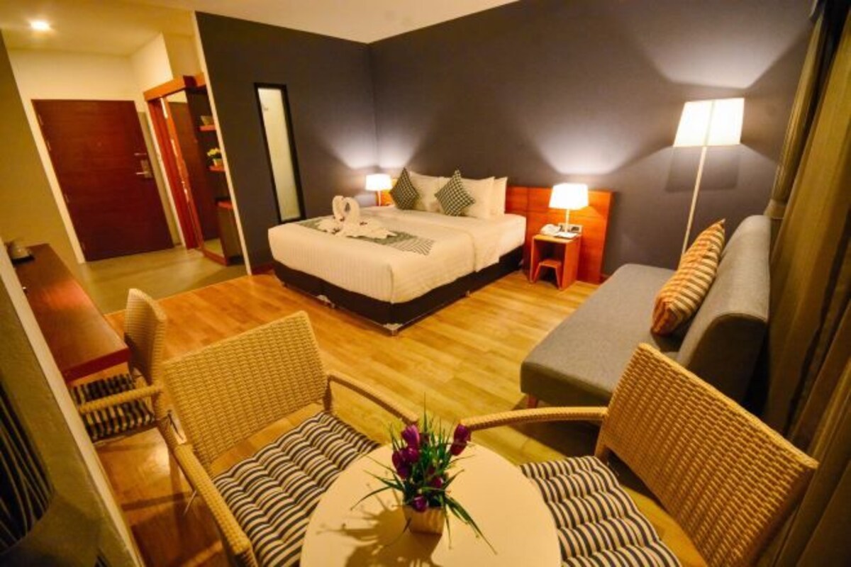 Minibar, cortinas opacas, wifi gratis y ropa de cama