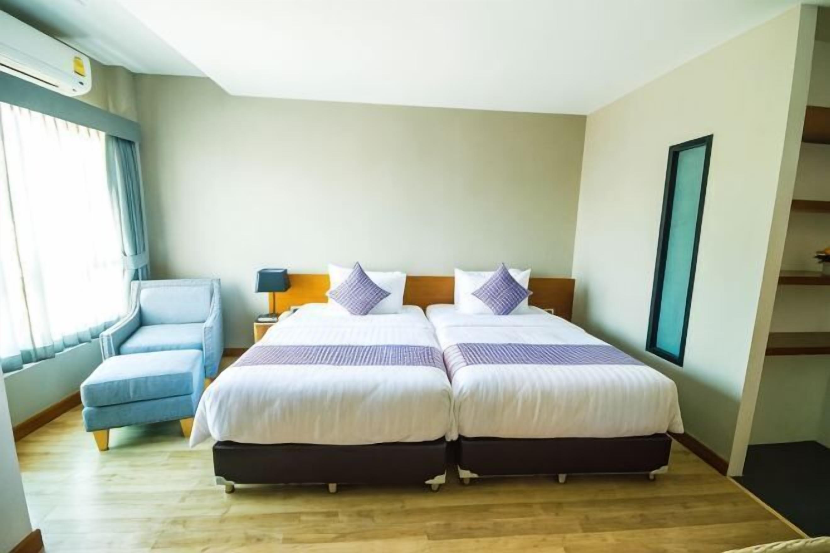 Minibar, blackout drapes, free WiFi, bed sheets