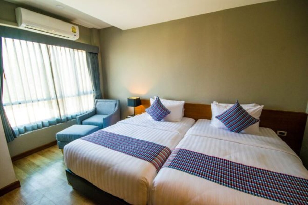 Minibar, cortinas opacas, wifi gratis y ropa de cama