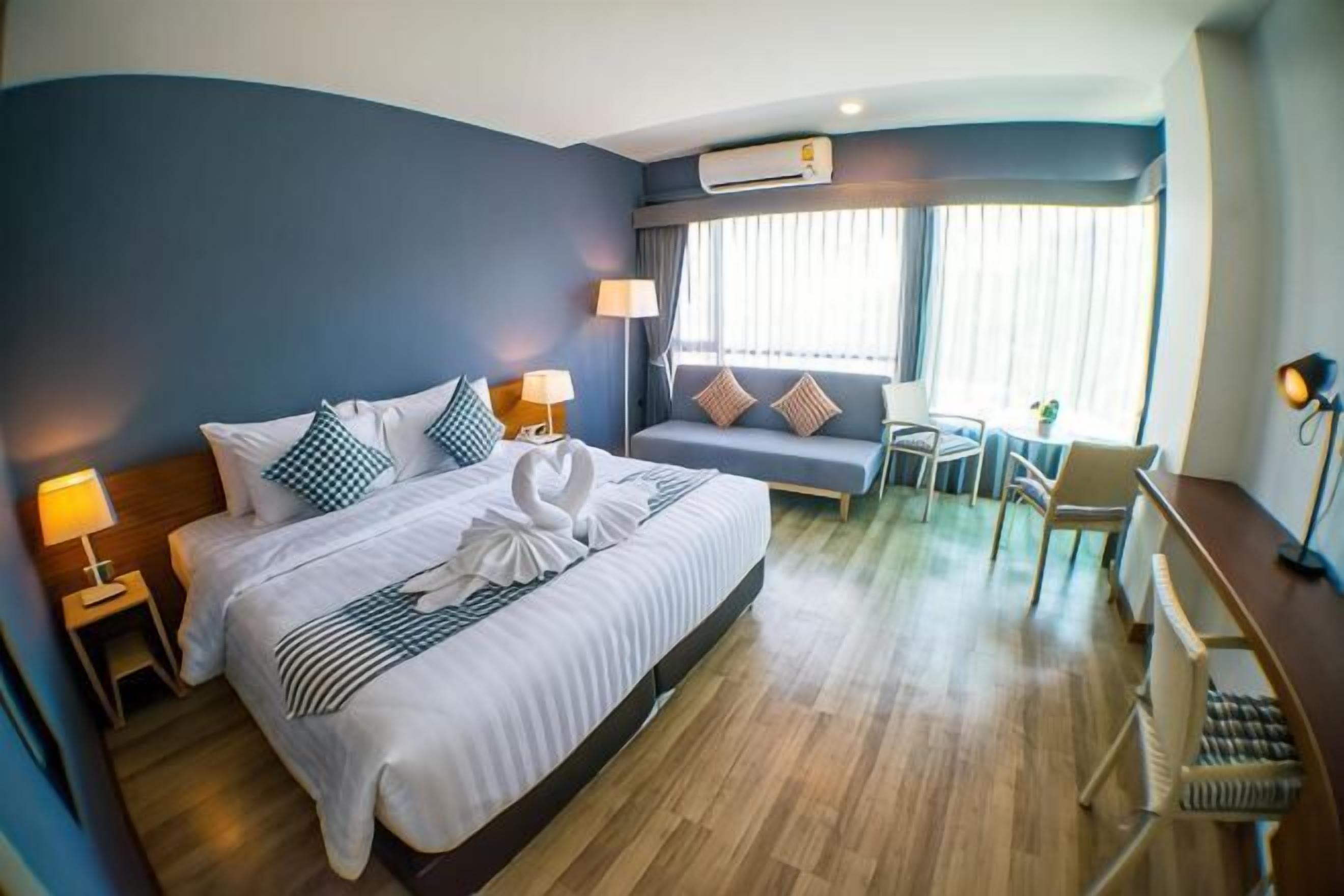 Minibar, blackout drapes, free WiFi, bed sheets