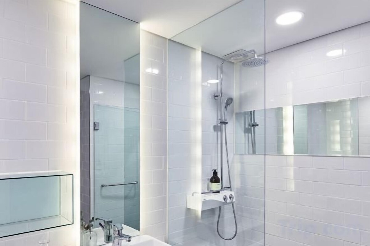 Shower, free toiletries, hair dryer, bathrobes