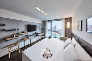 Desk, iron/ironing board, free WiFi, bed sheets - Hotel Riverside (Ulsan)