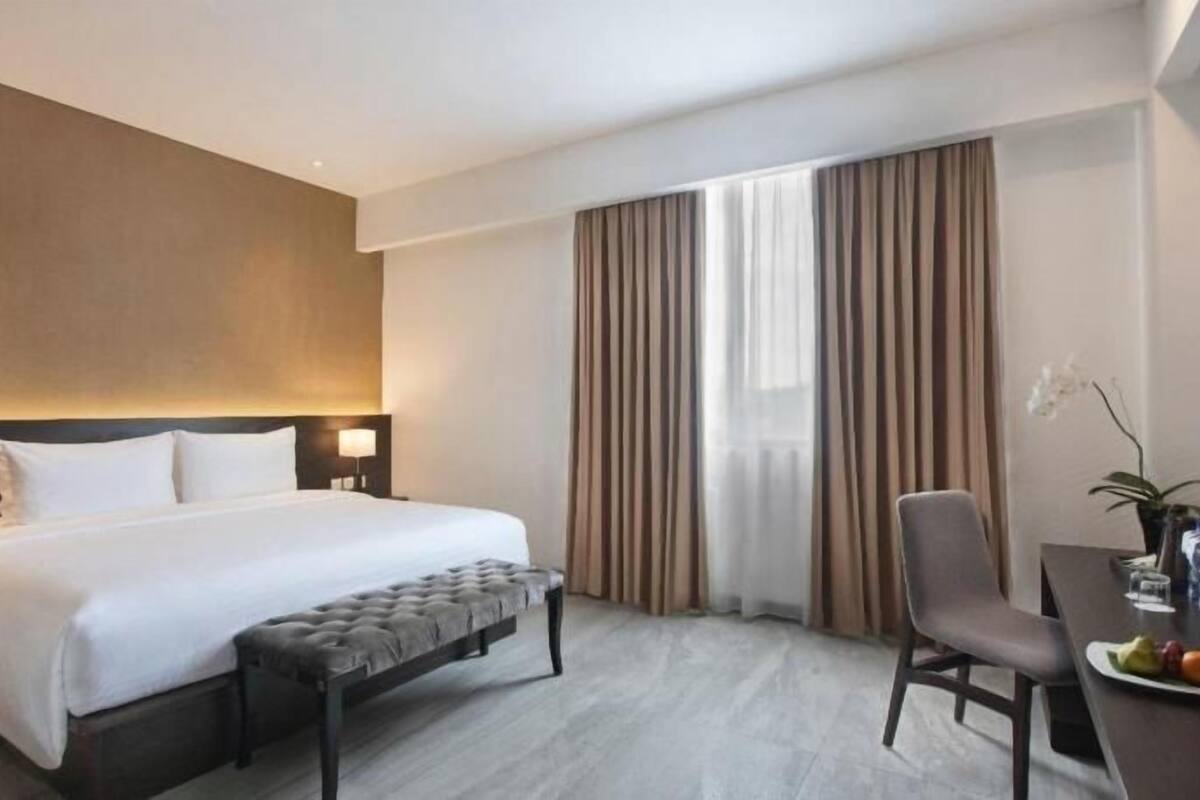 In-room safe, desk, free WiFi