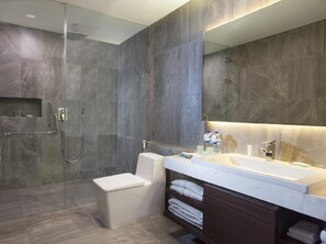 ฝักบัว, ของใช้ในห้องน้ำฟรี, ไดร์เป่าผม (มีให้บริการตามคำขอ)