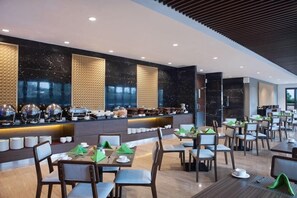 Breakfast, lunch, dinner served; local and international cuisine  - Laska Hotel Sukabumi (Sukabumi)