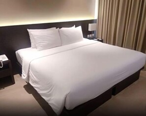 In-room safe, desk, free WiFi - Laska Hotel Sukabumi (Sukabumi)