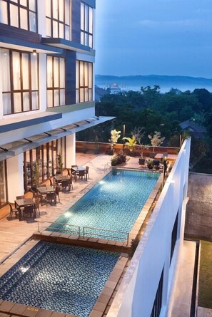 Outdoor pool - Laska Hotel Sukabumi (Sukabumi)