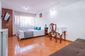 Standard Double Room | Desk, free WiFi, bed sheets - Hotel Calle 112 (Bogotá)