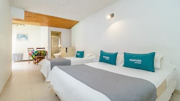 Habitación cuádruple | Escritorio, wifi gratis y ropa de cama