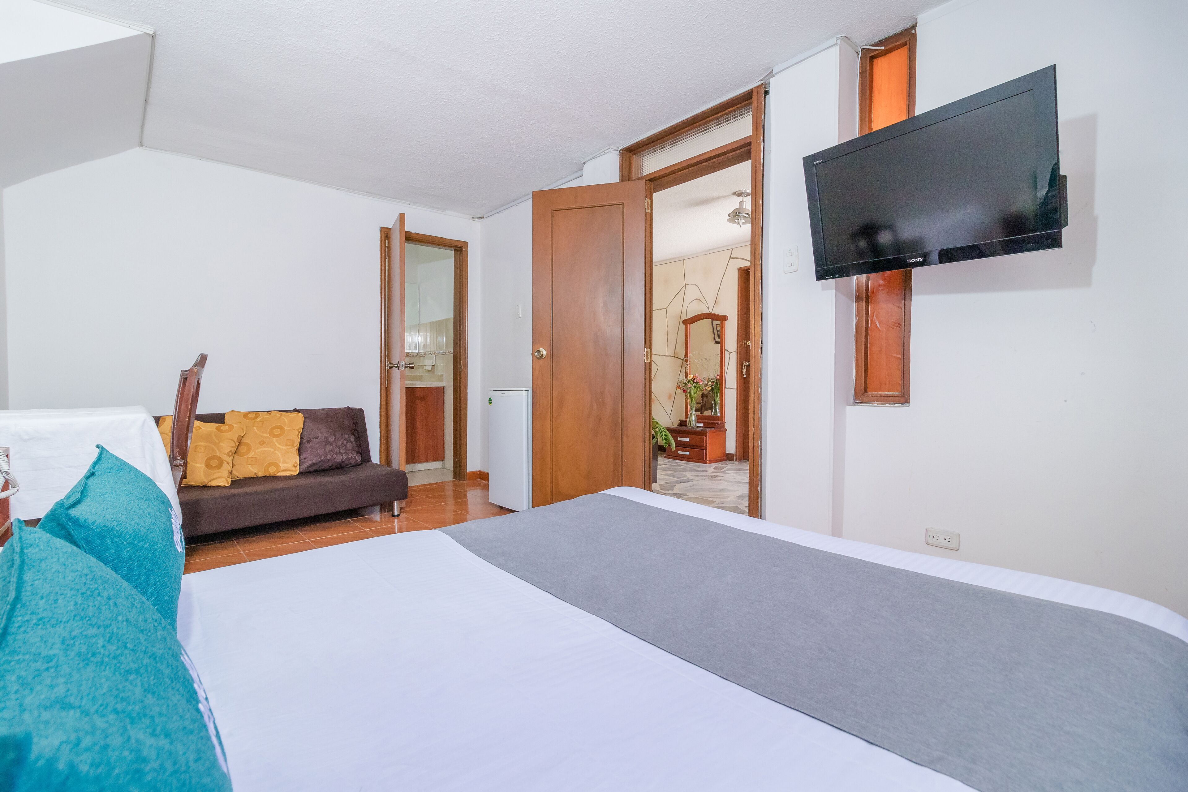 标准双人房 | 办公桌、免费 WiFi、床单