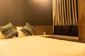 3 bedrooms, Egyptian cotton sheets, premium bedding, down comforters
