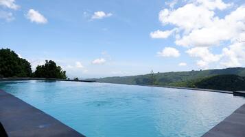 Kolam renang outdoor, dengan kursi berjemur