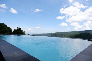 A swimming pool with a view of a forested hillside. - Swar Bali Lodge (Munduk)