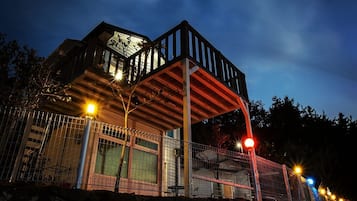 Fachada del alojamiento - Noche
