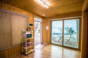 基础客房 (Ocean) | 起居区 | 平板电视、加热地板