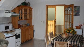 Kühlschrank, Mikrowelle, Ofen, Hochstuhl