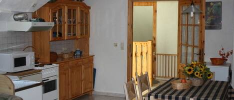 Jääkaappi, mikroaaltouuni, uuni, syöttötuoli