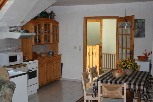 Køleskab, mikrobølgeovn, ovn, højstol