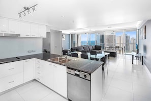 Apartamento standard, 2 quartos, 2 banheiros, vista para o oceano | Cozinha privada | Geladeira grande, micro-ondas, fogão, cooktop