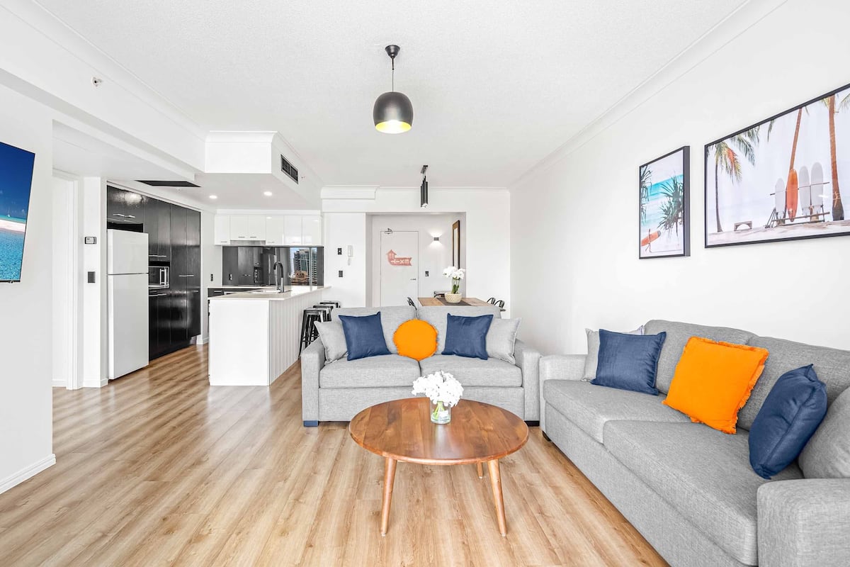 Premium Apartment, 2 Bedrooms, Private Bathroom, River View | Living area
